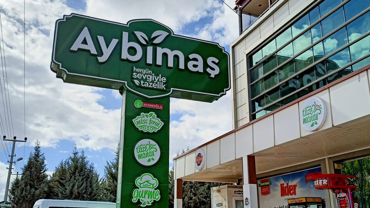 Aybimaş AVM tabelası ve mağaza girişi